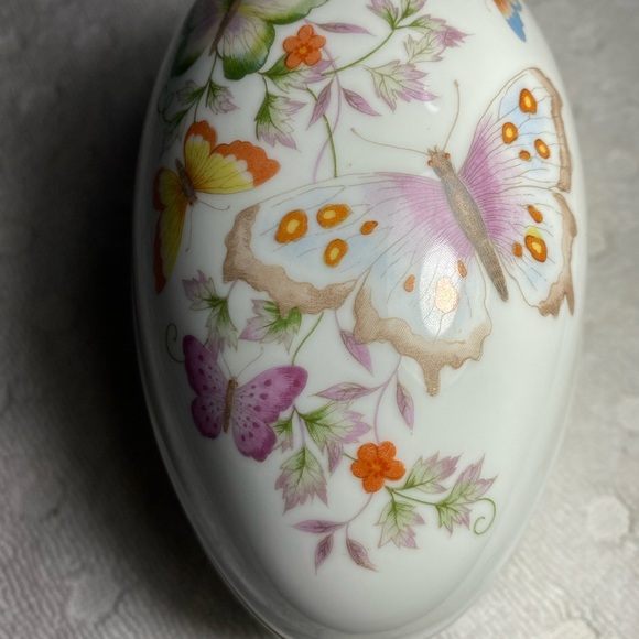 Vintage 1974 Avon Fine Porcelain Decorated Egg Trinket Box with 22K Gold Trim - Picture 11 of 15
